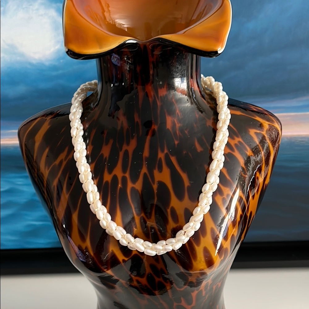 NWOT Elegant 3 twisted strands FW Pearl Necklace